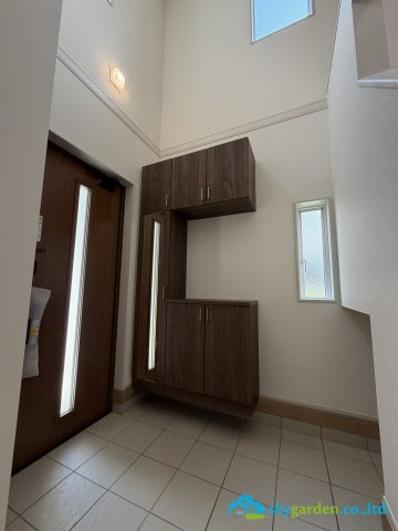 平塚市達上ヶ丘　新築戸建　全2棟2号棟の玄関