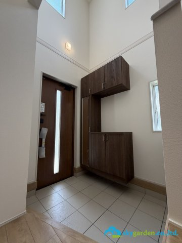 平塚市達上ヶ丘　新築戸建　全2棟2号棟の玄関