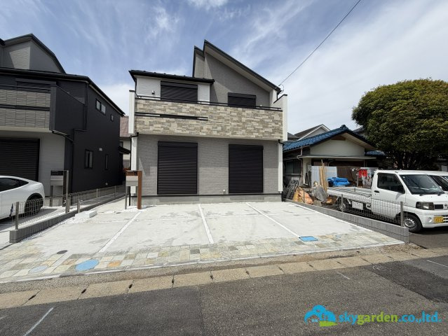 平塚市達上ヶ丘　新築戸建　全2棟2号棟の前面道路含む現地写真