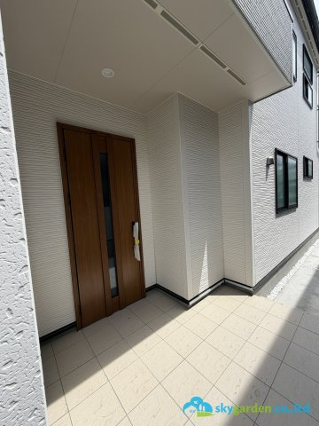 平塚市達上ヶ丘　新築戸建　全2棟2号棟の玄関