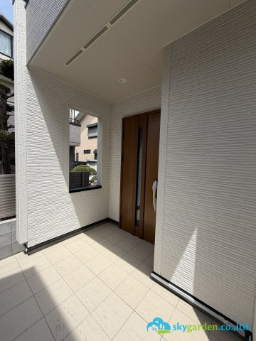 平塚市達上ヶ丘　新築戸建　全2棟2号棟の玄関