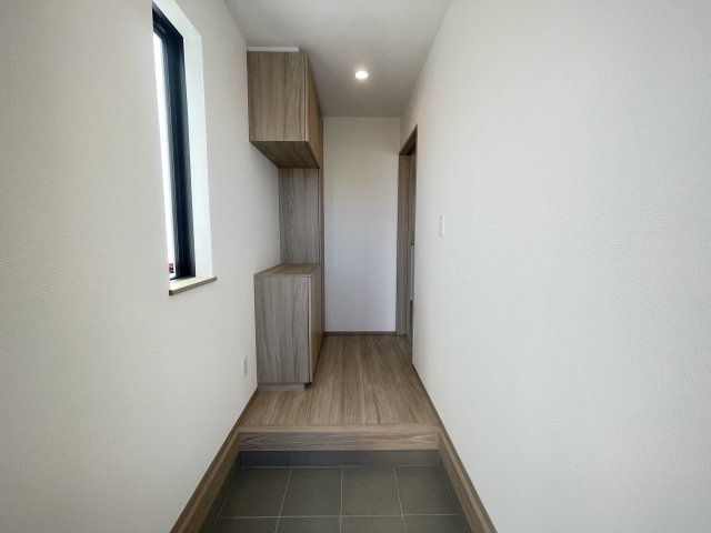 南城市佐敷新開1番（全3棟）ラストB号棟の玄関|B号棟　十分な収納付き玄関♪