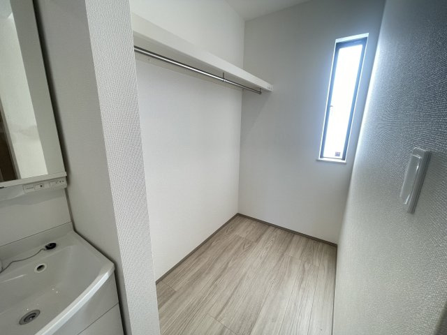 南城市佐敷新開1番（全3棟）ラストB号棟の収納|B号棟　ファミリークローク付き♪
