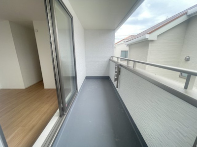 【バルコニー】 | 南城市佐敷新開1番（全3棟）B号棟 | ※同仕様写真です