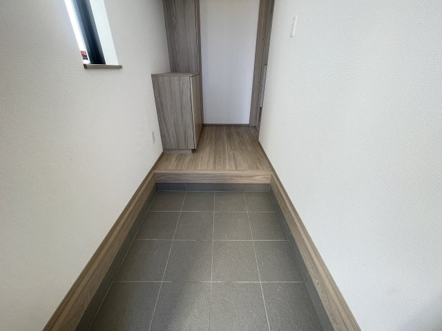 南城市佐敷新開1番（全3棟）ラストB号棟の玄関|B号棟　十分な収納付き玄関♪