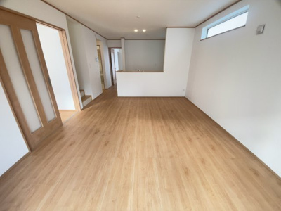 【居間・リビング】 | 南城市佐敷新開1番（全3棟）B号棟 | ※同仕様写真です
