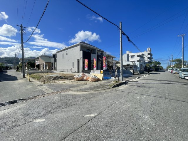 南城市佐敷新開1番（全3棟）ラストB号棟の前面道路含む現地写真|※南東側公道12m♪