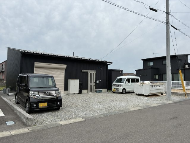 坂出市林田町事務所の外観|併設の物置は撤去します。駐車は、ゆったり並列3台停められます。奥へ詰めれば、４台は停められる程度のスペースを確保しています。