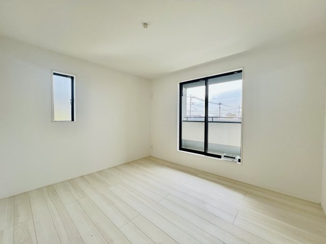 太田市新田上江田町の洋室|7帖の主寝室は、大きいベッドを設置してもゆとりのある空間♪
WIC付き◎