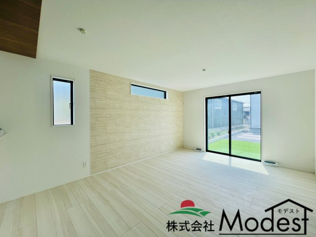太田市新田上江田町の居間・リビング|16帖の開放的なリビングは居心地の良い空間♪