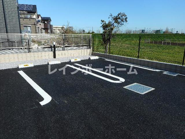 アルバUの駐車場