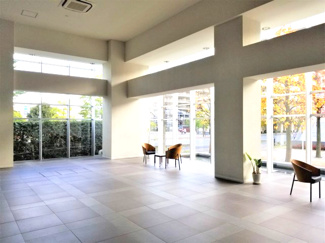 【その他共用部分】 | D’グラフォートレイクタウンⅡ棟D館 | 伸びやかな2層吹き抜けのエントランスホール
