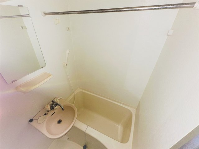 レオパレス篭山西の浴室|ゆったり過ごせるお風呂です