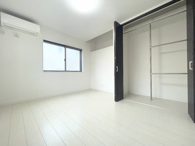 【洋室】 | ◆◇横浜市緑区小山町　中古一戸建て◇◆ | ◆室内はいつも明るい印象なので気持ちの良い朝を迎えられます。各部屋にはクローゼットを完備しており、収納が多いお家はすっきりして快適空間です。