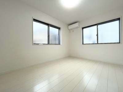 【洋室】 | ◆◇横浜市緑区小山町　中古一戸建て◇◆ | ◆二面採光で、陽差しを長時間受ける事が出来る暖かい室内です。もちろんペアガラスなので、遮音性にも優れ、結露も発生しにくい構造。サッシ周りのカビが発生しにくくなります。