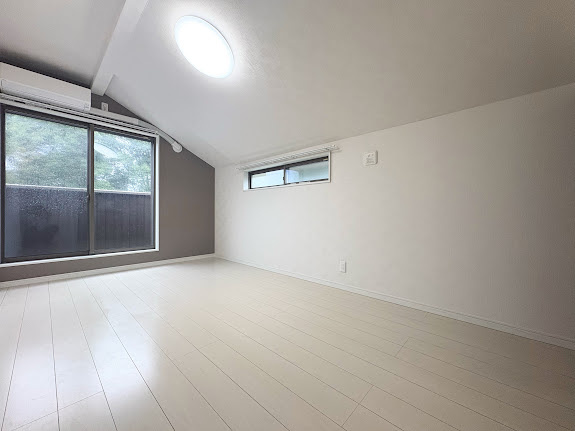 【洋室】 | ◆◇横浜市緑区小山町　中古一戸建て◇◆ | ◆二面採光で、陽差しを長時間受ける事が出来る暖かい室内です。もちろんペアガラスなので、遮音性にも優れ、結露も発生しにくい構造。サッシ周りのカビが発生しにくくなります。