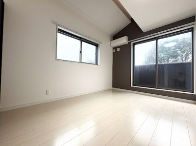 【洋室】 | ◆◇横浜市緑区小山町　中古一戸建て◇◆ | ◆二面採光で、陽差しを長時間受ける事が出来る暖かい室内です。もちろんペアガラスなので、遮音性にも優れ、結露も発生しにくい構造。サッシ周りのカビが発生しにくくなります。