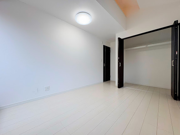 【洋室】 | ◆◇横浜市緑区小山町　中古一戸建て◇◆ | ◆室内はいつも明るい印象なので気持ちの良い朝を迎えられます。各部屋にはクローゼットを完備しており、収納が多いお家はすっきりして快適空間です。