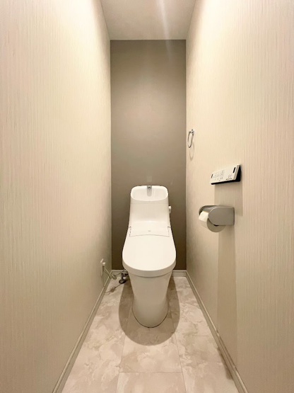 【トイレ】 | ◆◇横浜市緑区小山町　中古一戸建て◇◆ | ◆清潔感のある白を基調とした落ち着ける空間。小窓をもうけていますので、こもりやすい空気の入れ替えも簡単に行えますね！