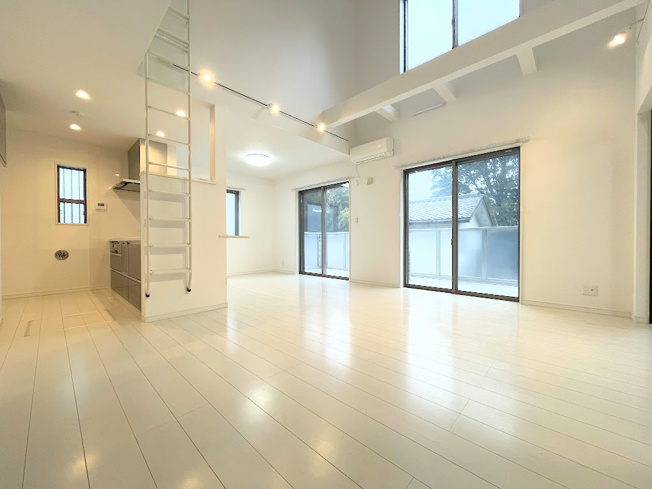 【居間・リビング】 | ◆◇横浜市緑区小山町　中古一戸建て◇◆ | ◆一家だんらんのスペースとなるＬＤＫ。窓から明るい光が差し込み、思わず家族の会話も弾む快適な空間。
