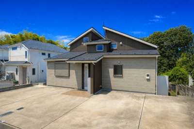 【外観】 | ◆◇横浜市緑区小山町　中古一戸建て◇◆ | ◆堂々たる趣ながら、主張し過ぎずどこか余裕を感じさせるシャープなフォルムで佇む邸宅は、晴天の空と照らし合わせる事で、本来あるべき完成形の姿を見せてくれます。