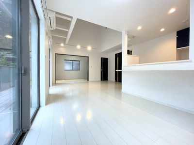 【居間・リビング】 | ◆◇横浜市緑区小山町　中古一戸建て◇◆ | ◆ご家族の会話がはずむ、開放的なＬＤＫです。休日はお陽さまの光をたっぷりととりこめるぽかぽかリビングで過ごしませんか？