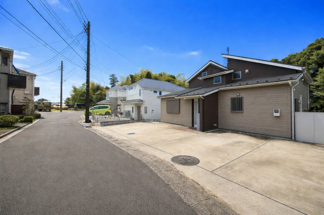 【前面道路含む現地写真】 | ◆◇横浜市緑区小山町　中古一戸建て◇◆ | ◆前面道路も幅員があり車の運転も安心！前面道路は閑静な住宅地。車通りの少ない道路です。お子様にも安心です。