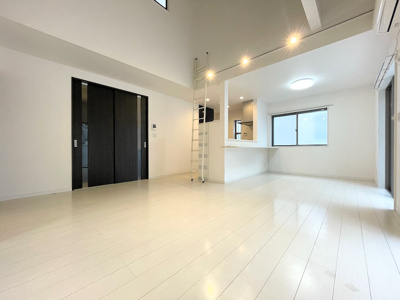 【居間・リビング】 | ◆◇横浜市緑区小山町　中古一戸建て◇◆ | ◆広々としたリビング・ダイニングは、シックでモダンな内装。落ち着いた雰囲気に包まれて、伸びやかな空間のなかで、ゆったりと家族団らんのひとときを過ごせます。