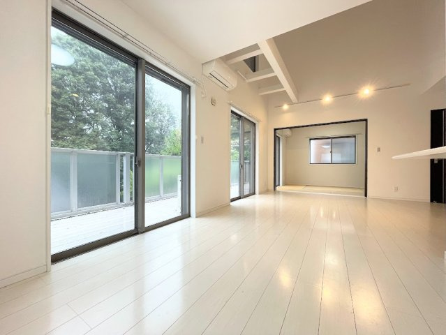 【居間・リビング】 | ◆◇横浜市緑区小山町　中古一戸建て◇◆ | ◆柔らかな色合いのフローリングと清潔感のあふれる白のクロスが明るい空間を創り出しているリビングダイニング。家族の集まる憩いの場にふさわしいです。