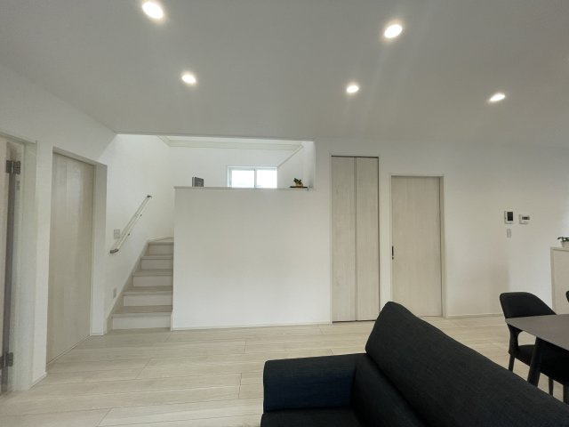 津山市勝部　新築戸建ての居間・リビング|階段上にはスキップフロア
※家具家電は含まれません