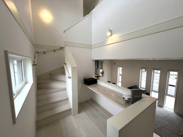 津山市勝部　新築戸建ての内装|LDKを見渡せるスキップフロア。学習やワーキングスペースに。
※家具家電は含まれません