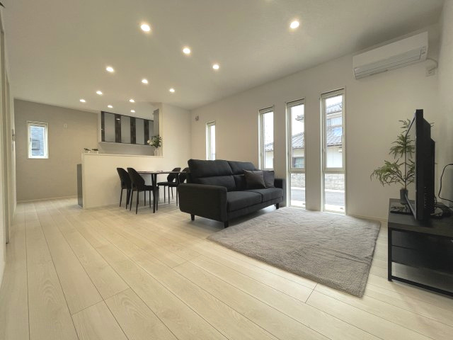 津山市勝部　新築戸建ての居間・リビング|南向きの日当たりの良い16畳のLDK
※家具家電は含まれません