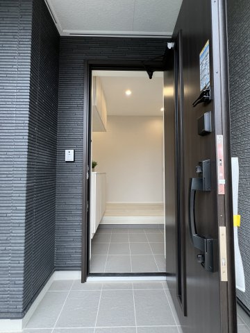 津山市勝部　新築戸建ての玄関|便利なスマートコントロールキー