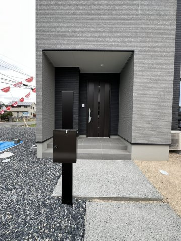 津山市勝部　新築戸建てのエントランス
