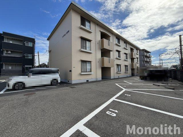 トリヴァン加守田の駐車場