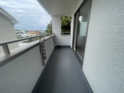 【バルコニー】 | 南城市佐敷新開1番（全3棟）C号棟 | ※同仕様写真です
