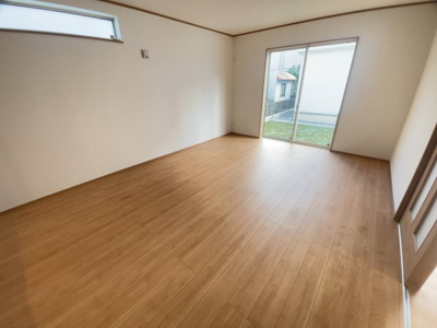 【居間・リビング】 | 南城市佐敷新開1番（全3棟）C号棟 | ※同仕様写真です