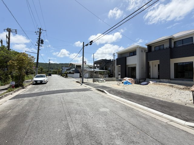 南城市佐敷新開1番（全3棟）C号棟の前面道路含む現地写真|※南東側公道12m♪