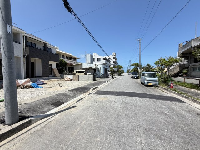 南城市佐敷新開1番（全3棟）C号棟の前面道路含む現地写真|※南東側公道12m♪