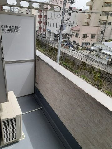 サンリットウエストＪのバルコニー|外からの目が気にならないバルコニーで洗濯物が干せます