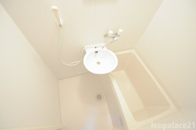 レオパレスブルースカイの浴室|日々の疲れを癒すお風呂付です