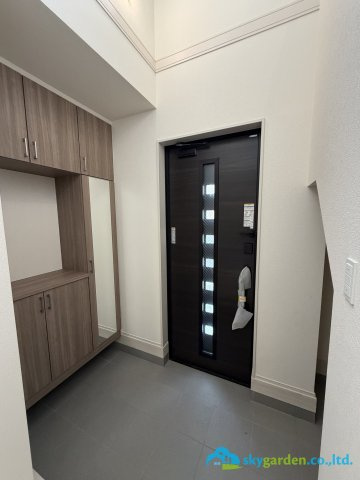 平塚市達上ヶ丘　新築戸建　全2棟1号棟の玄関