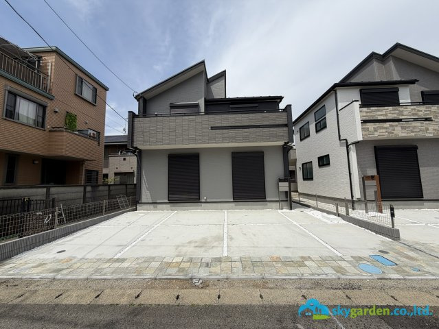 平塚市達上ヶ丘　新築戸建　全2棟1号棟の前面道路含む現地写真