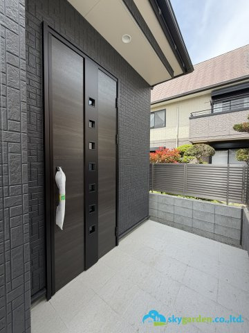 平塚市達上ヶ丘　新築戸建　全2棟1号棟の玄関