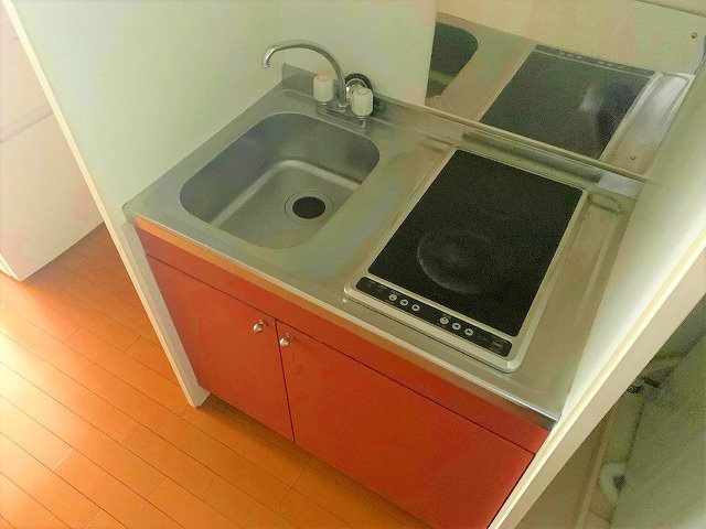 レオパレスサンリバーのキッチン|コンパクトなキッチンで掃除もラクラク