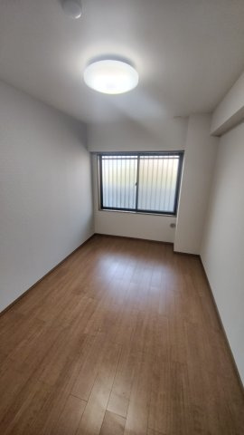 スカイコーポ鴨居の洋室