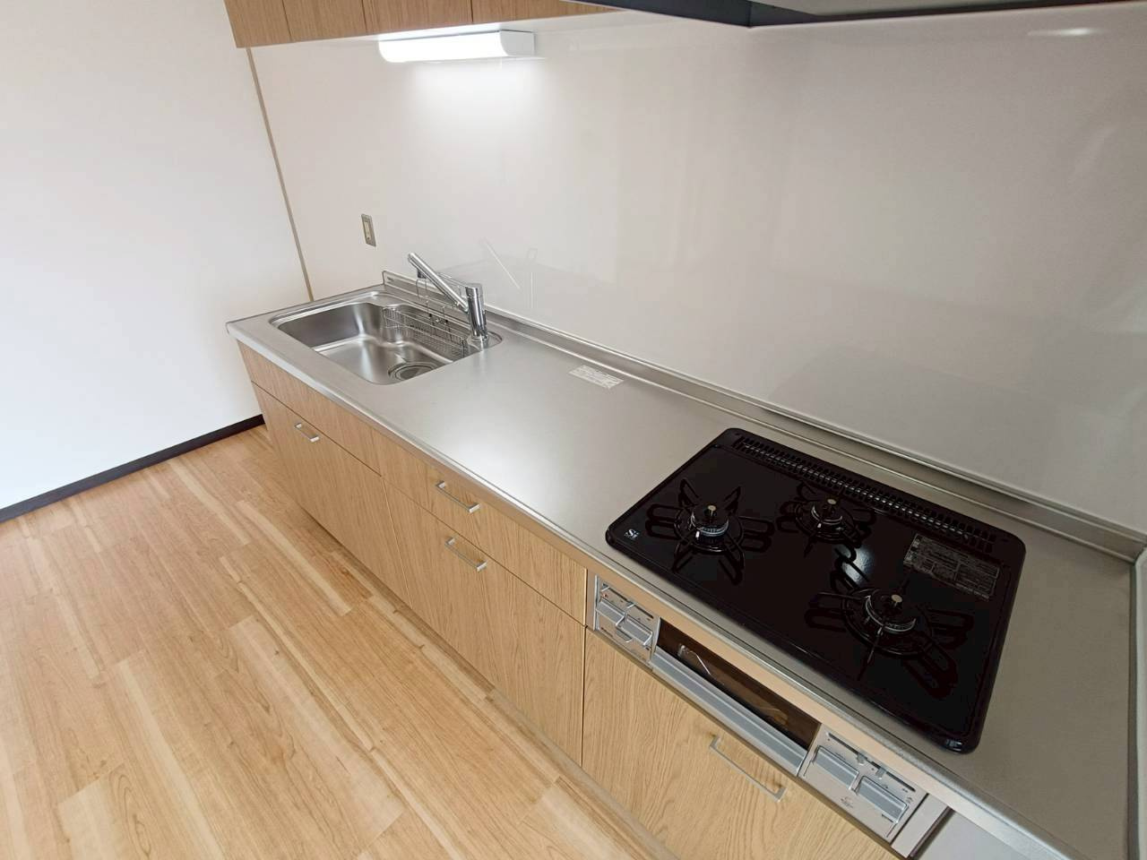 金町ダイヤモンドマンションのキッチン|お手入れのしやすいシステムキッチンです