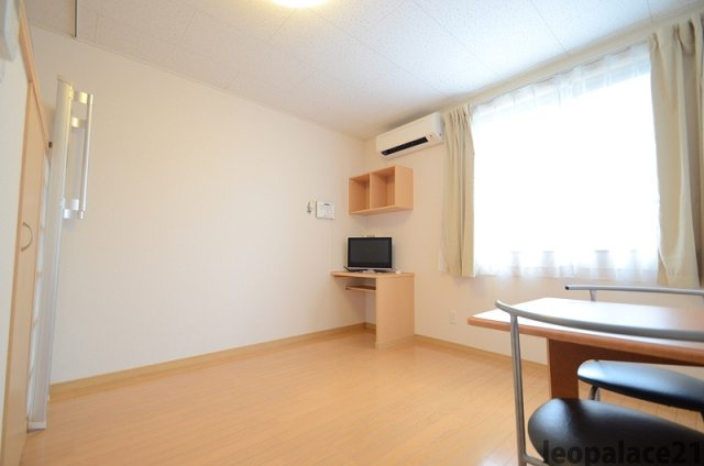 レオパレスＭＩＮＡＭＩⅢの居間・リビング|使いやすいリビングです