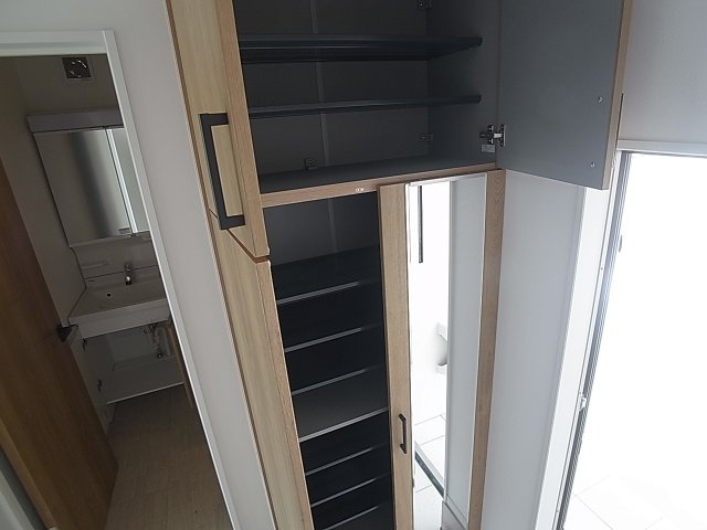 KARIN上沢の玄関|天井高のシューズボックス