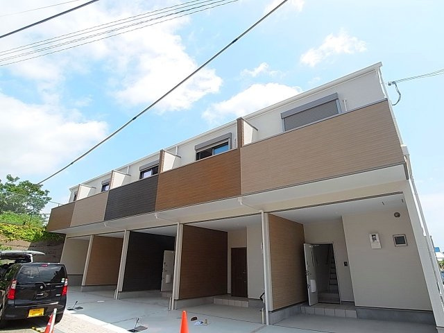 KARIN上沢の外観|戸建感覚の駐車スペース付メゾネット賃貸